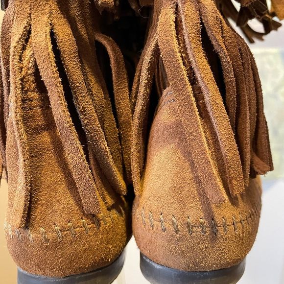Minnetonka size 7 Three Tiered Fringe Boots - Picture 15 of 16